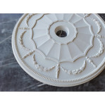 Розетка з гіпсу в класичному стилі з гірляндами р-22 Ø370