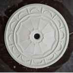 Розетка з гіпсу в класичному стилі з гірляндами р-23 Ø530