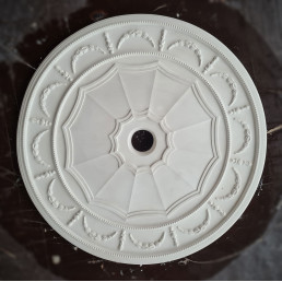 Розетка з гіпсу в класичному стилі з гірляндами р-23 Ø530