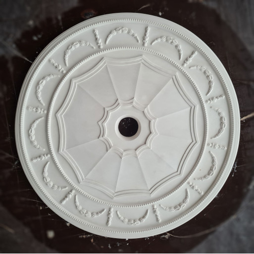 Розетка з гіпсу в класичному стилі з гірляндами р-23 Ø530