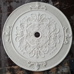 Розетка гіпсова в стилі рококо з витонченим малюнком та сіткою по канту р-250 а Ø1200