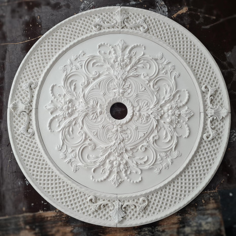 Розетка гіпсова в стилі рококо з витонченим малюнком та сіткою по канту р-250 а Ø1200