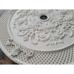 Розетка гіпсова в стилі рококо з витонченим малюнком та сіткою по канту р-250 а Ø1200