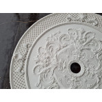 Розетка гіпсова в стилі рококо з витонченим малюнком та сіткою по канту р-250 а Ø1200