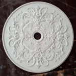 Розетка гіпсова в стилі рококо з витонченим малюнком та молдингом по канту р-250 б Ø930