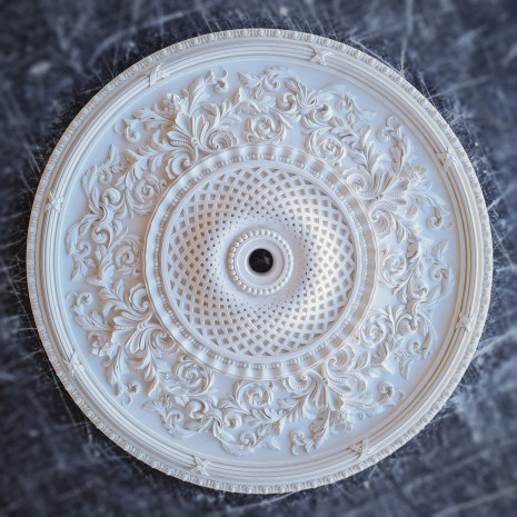 Розетка гіпсова в класичному стилі з насиченим малюнком р-257 Ø800