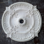 Розетка гіпсова в класичному стилі з квітами р-30 Ø740