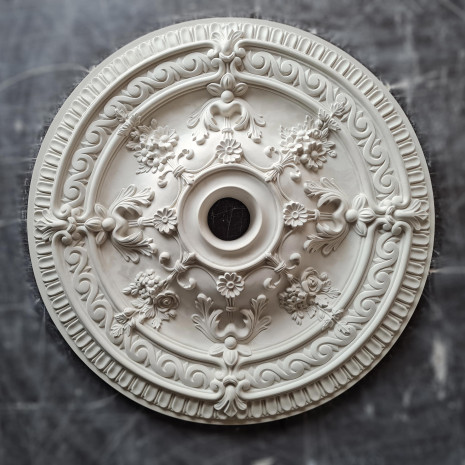 Розетка гіпсова в класичному стилі з насиченим візерунком р-34 Ø660