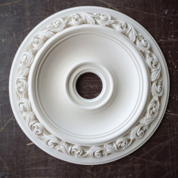 Розетка гіпсова в класичному стилі з візерунком по обідку р-35б Ø575