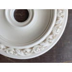 Розетка гіпсова в класичному стилі з візерунком по обідку р-35б Ø575