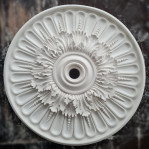 Розетка гіпсова в класичному стилі з листям та намистинками р-37 Ø645