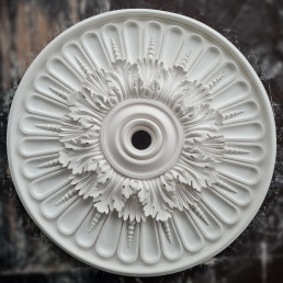 Розетка гіпсова в класичному стилі з листям та намистинками р-37 Ø645