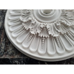 Розетка гіпсова в класичному стилі з листям та намистинками р-37 Ø645