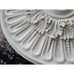 Розетка гіпсова в класичному стилі з листям та намистинками р-37 Ø645