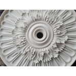 Розетка гіпсова в класичному стилі з листям та намистинками р-37 Ø645