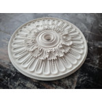 Розетка гіпсова в класичному стилі з листям та намистинками р-37 Ø645