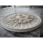 Розетка гіпсова в класичному стилі з листям та намистинками р-37 Ø645