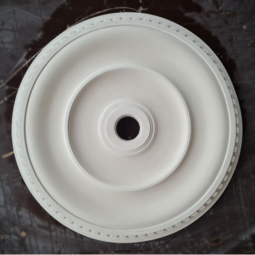 Розетка гіпсова в класичному стилі з рустиками по канту р-48 Ø530