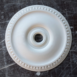 Розетка гіпсова в класичному стилі іонікою по канту р-64 Ø440