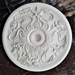 Розетка гіпсова з квітами лілій та півонії в стилі модерн р-65 Ø645