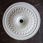 Розетка гіпсова в класичному стилі з візерунком сітки р-73 Ø510
