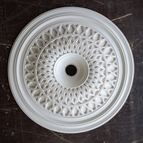 Розетка гіпсова в класичному стилі з візерунком сітки р-73 Ø510