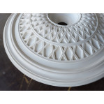 Розетка гіпсова в класичному стилі з візерунком сітки р-73 Ø510