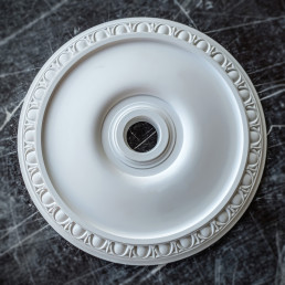 Розетка гіпсова в класичному стилі з іонікою по обідку р-80 Ø250