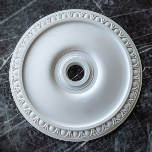 Розетка гіпсова в класичному стилі з іонікою по обідку р-80 Ø250
