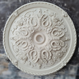 Розетка гіпсова в класичному стилі з квітковими елементами р-96 Ø825