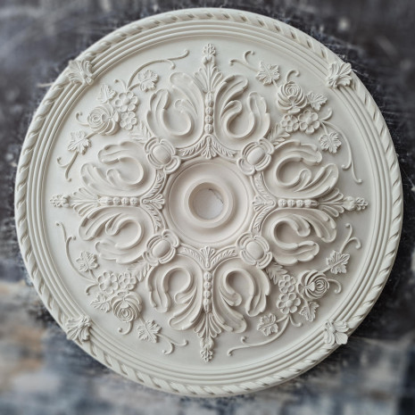 Розетка гіпсова в класичному стилі з квітковими елементами р-96 Ø825