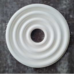 Розетка гіпсова гладка у сучасному стилі р-1007 Ø560