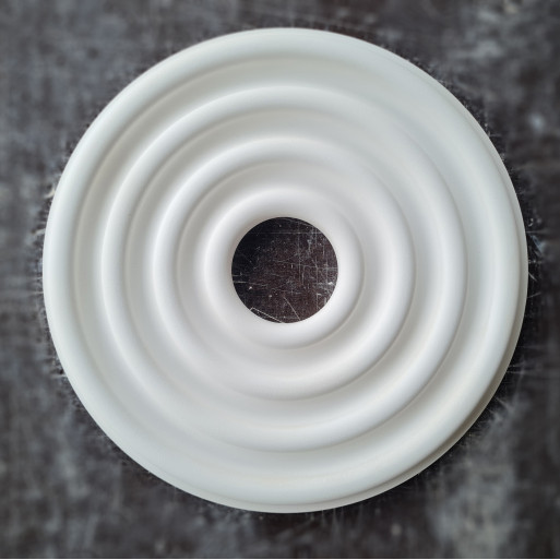 Розетка гіпсова гладка у сучасному стилі р-1007 Ø560