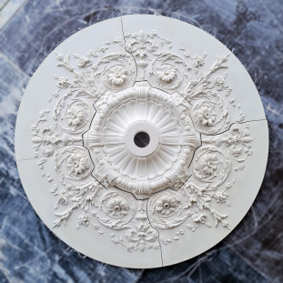 Розетка гіпсова у стилі рококо з витонченим малюнком р-100 Ø1200